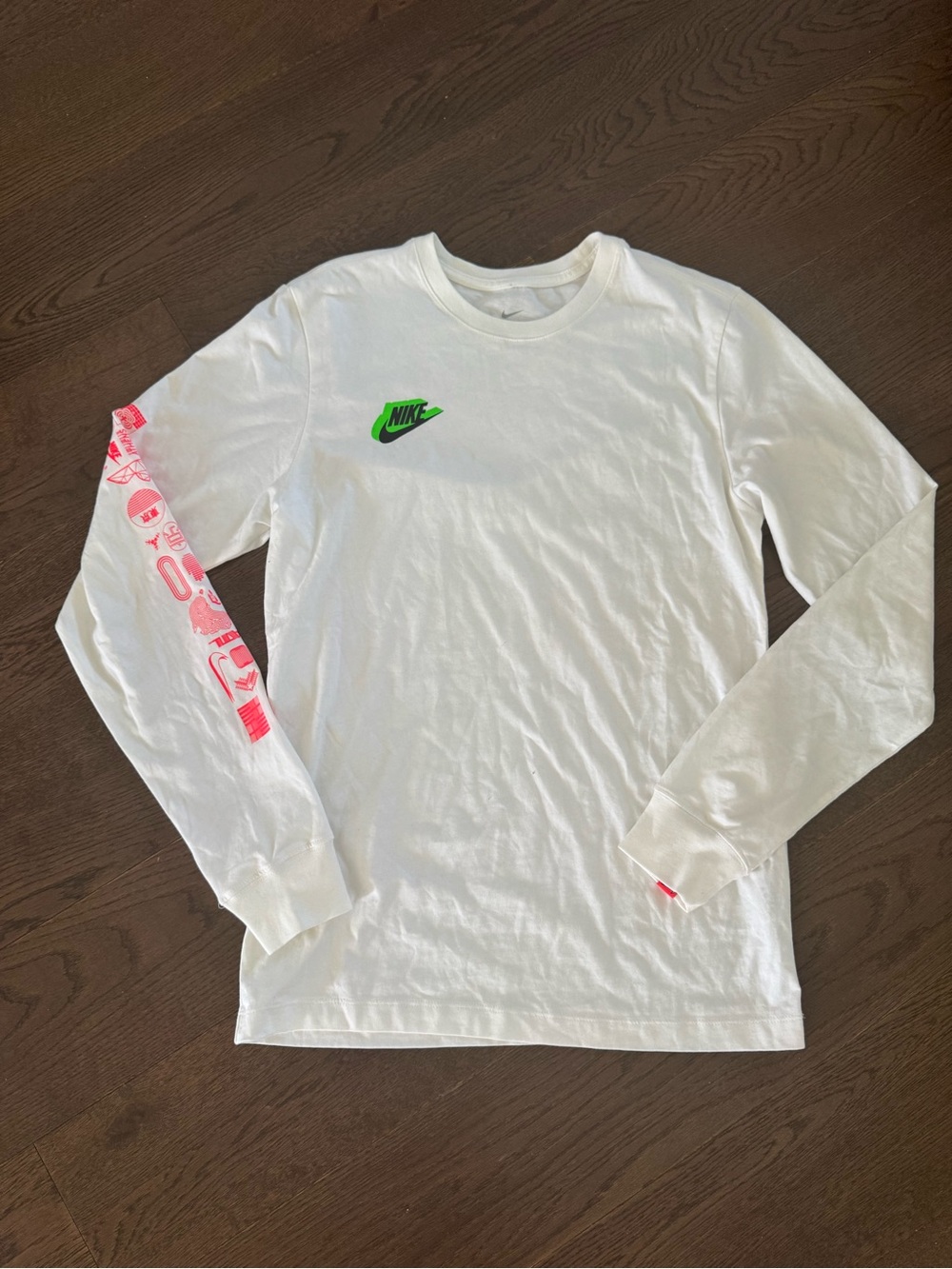 Men’s Nike long sleeve graphic long sleeve tee size S.